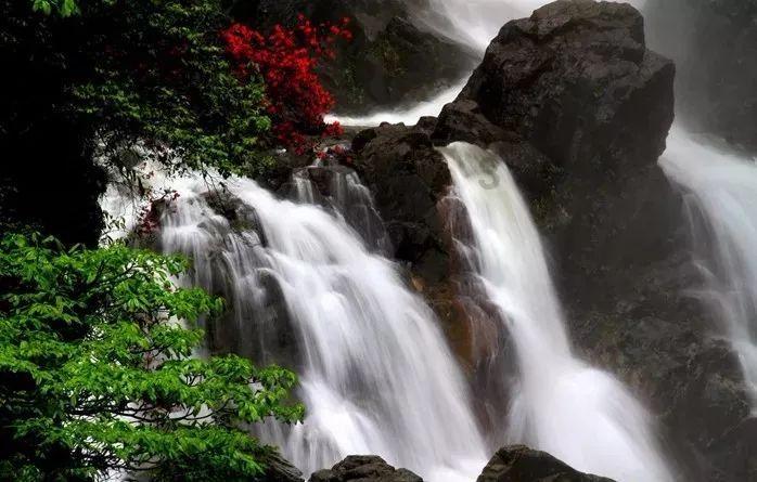 赵丽颖《与凤行》红衣铠甲路透流出，你如何评价这个造型？游戏画面