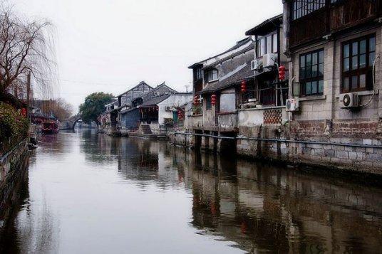 冬日街头的暖心一幕 主角原来是兴业小伙